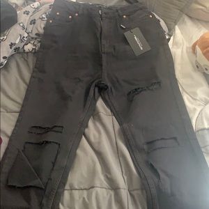 Black distressed boyfriend jeans PrettyLittleThing